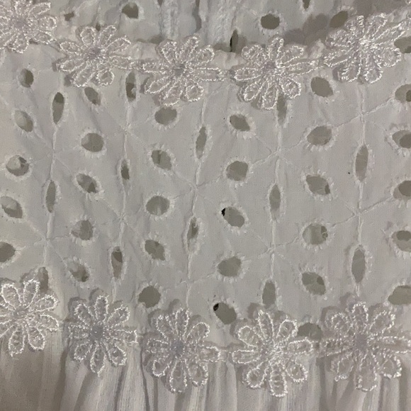 Pretty Eyelet & Daisy Top NWOT - Picture 2 of 7